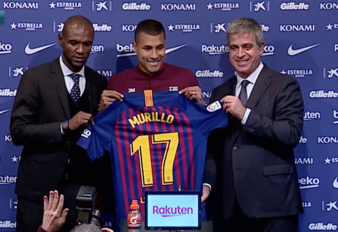 Murillo entre Eric Abidal y el vicepresidente del FC Barcelona, Jordi Mestre.