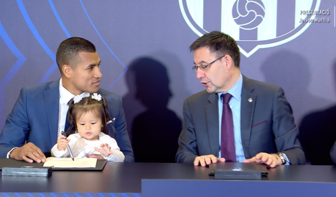 Murillo firma con su hija como 'mano inocente'.