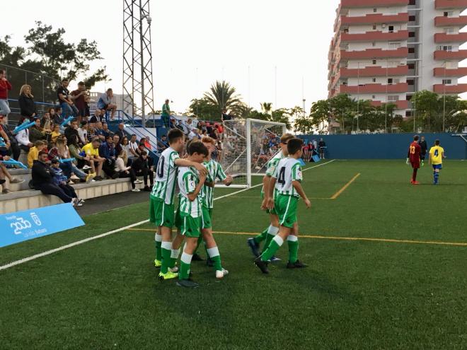 Los jugadores del Betis alevín celebran uno de los goles.