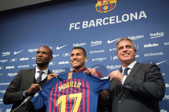 Jeison Murillo, en su presentación oficial del FC Barcelona junto a Jordi Mestre y Eric Abidal.