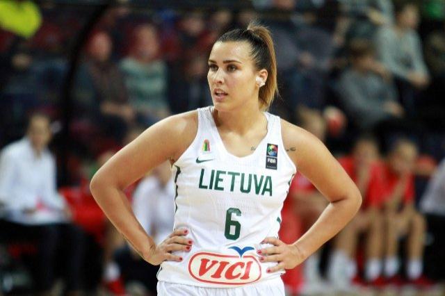 Kamile Nacickaite con la camiseta de la selección de Lituania.