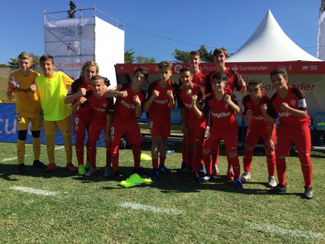 Los jugadores del Sevilla celebran el pase a los cuartos de final de LaLiga Promises.