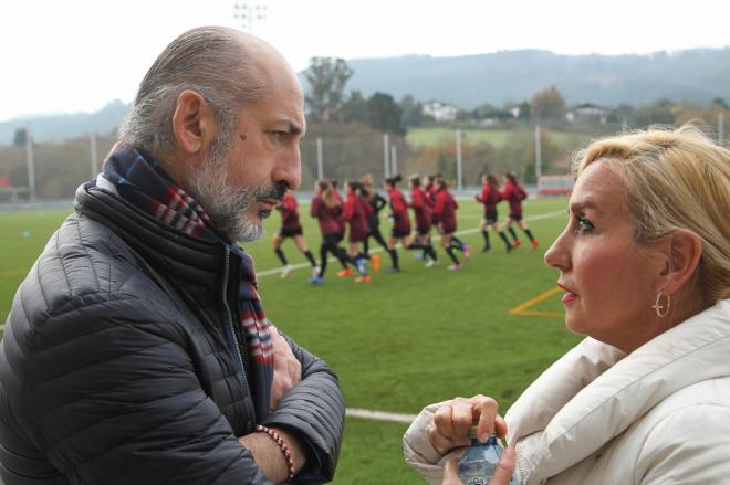 María Tato junto a Aitor Elizegi durante un entrenamiento del equipo femenino (Foto: EFE).