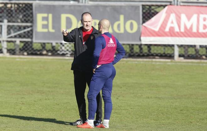 Víctor Fernández dialoga con Jorge Pombo en un entrenamiento del Real Zaragoza (Foto: Dani Marzo).