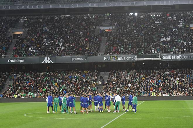 Gran ambiente en el entrenamiento del Betis en el estadio (Foto: Kiko Hurtado).