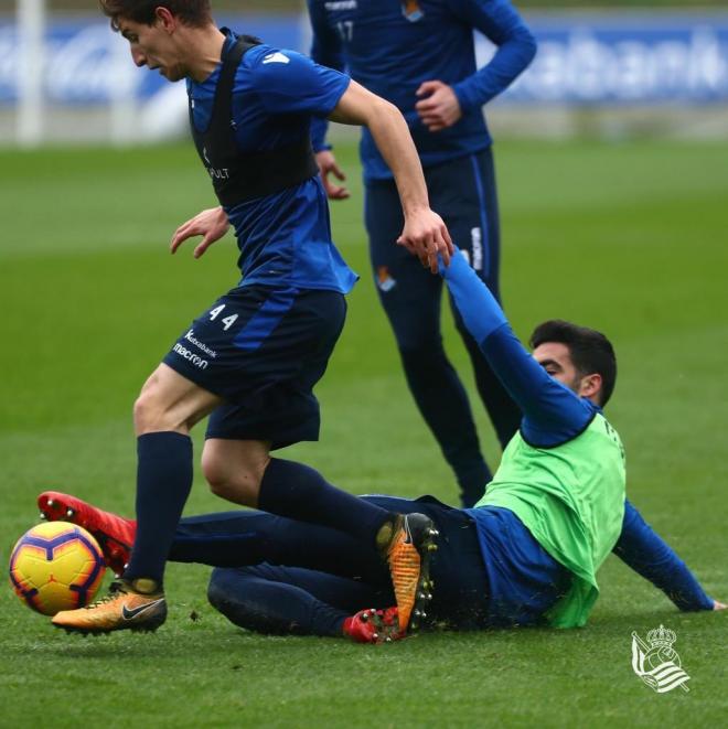 Mikel Merino y Aihen Muñoz luchan por un balón en Zubieta (Foto: Real Sociedad)