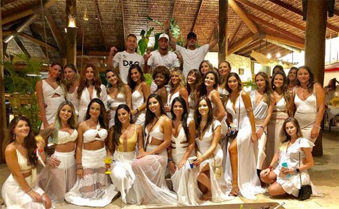 Neymar y Arthur, en una fiesta fin de año junto a 25 mujeres.