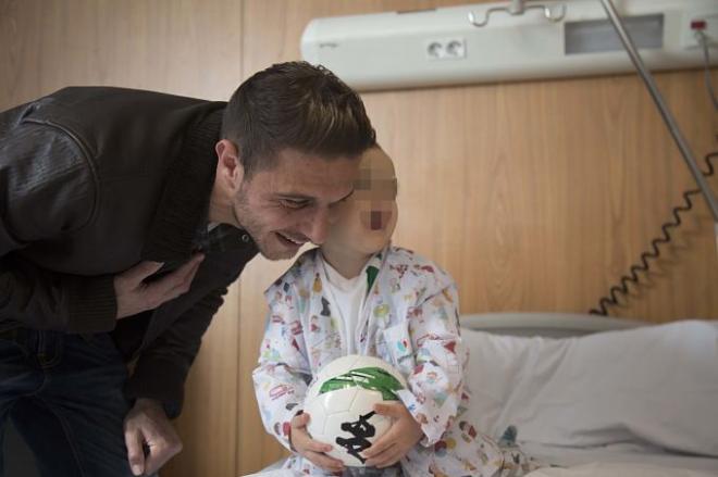 Joaquín visitó a niños en un hospital sevillano (Foto: Hospitalquiron Infanta Luisa).