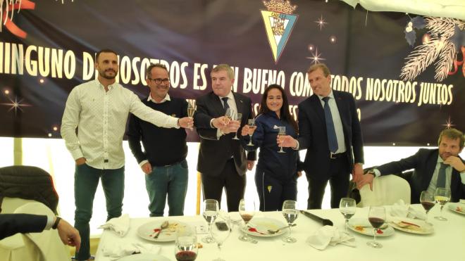 Servando Sánchez, Álvaro Cervera, Manuel Vizcaíno, Lola Morón y Óscar Arias brindan por un 2019 de éxitos para el Cádiz.