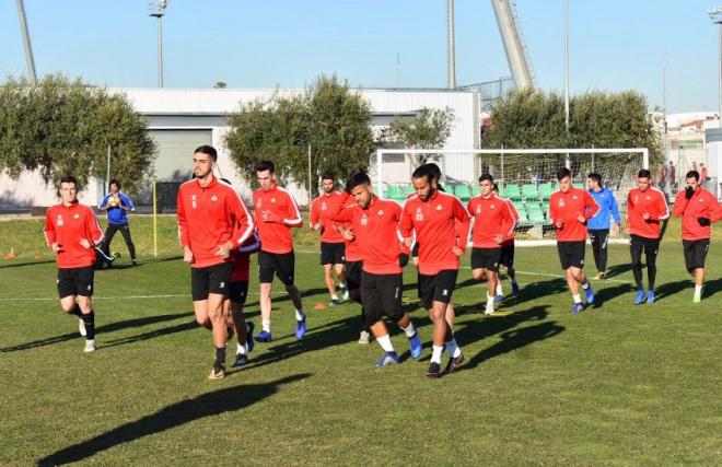 Los jugadores del Reus se ejercitan en la sesión de este miércoles (Foto: @cfreusdeportiu).