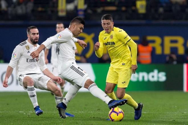 Casemiro y Fornals luchan un balón en el Villarreal-Real Madrid de la jornada 17.