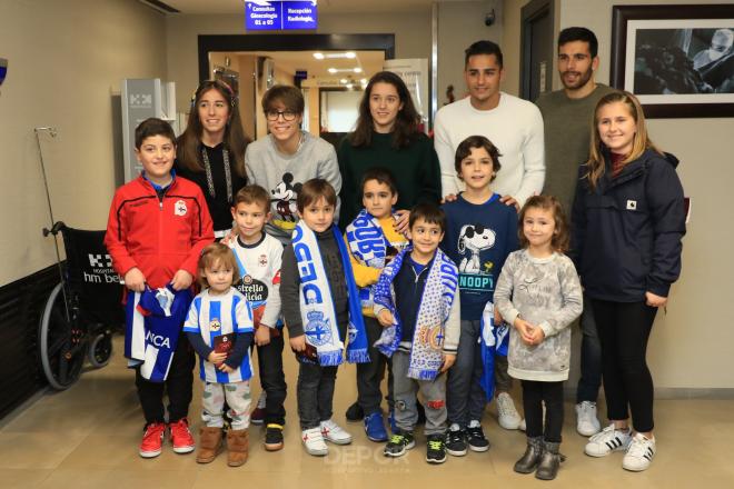 Visita de los jugadores y jugadoras del Deportivo a la Maternidad HM Belén (Foto: RCD).