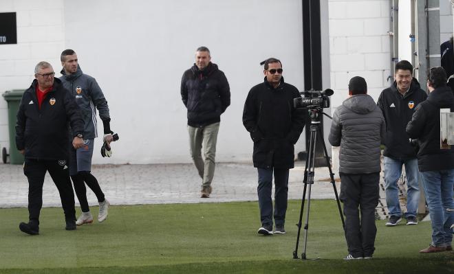 Entrenamiento del Valencia a la derecha Anil Murthy y Sean Bay (3 de enero). (Foto: David González)