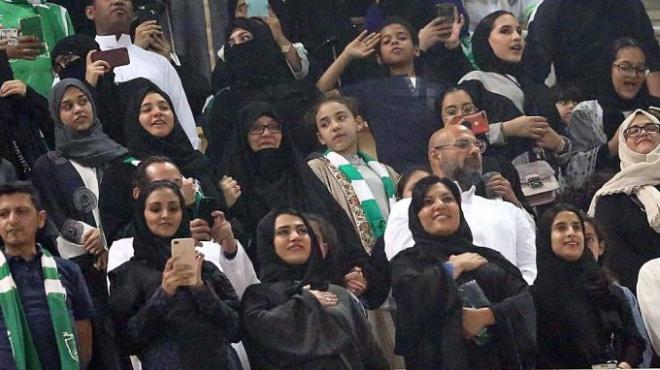 Mujeres asisten a un partido de fútbol en Arabia Saudí.