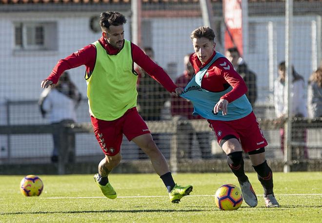 Rubén García, a la izquierda, durante un entrenamiento con Osasuna (Foto: ATO).