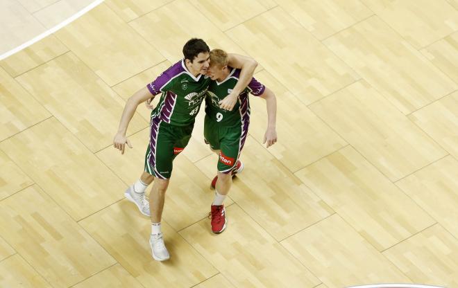 Alberto Díaz y Carlos Suárez se abrazan en el Carpena (Foto: ACB Photo).
