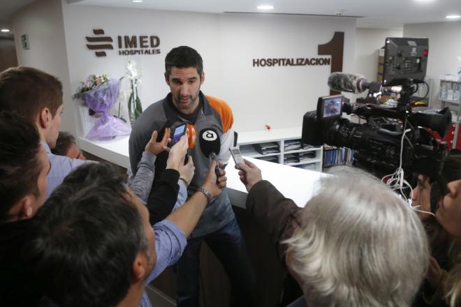 Burgos en la visita a los hospitales (Foto: Miguel Ángel Polo).