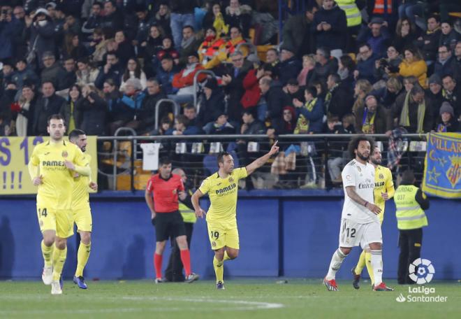 Santi Cazorla celebra uno de sus goles con el Villarreal al Madrid.