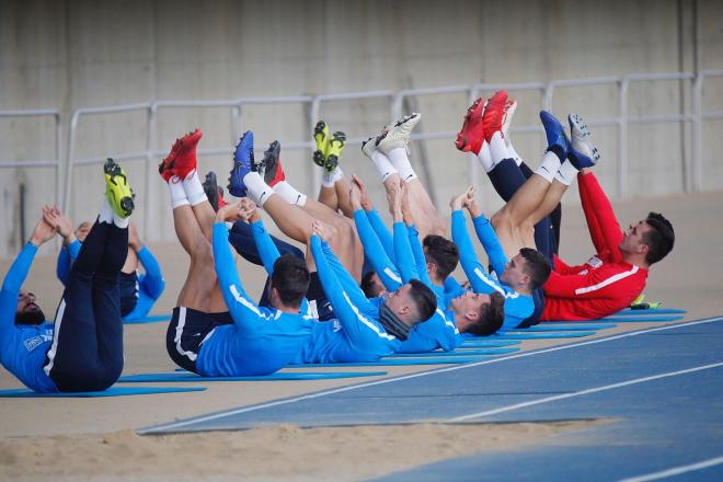 La plantilla haciendo ejercicios en el Ciudad de Málaga.