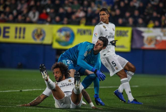 Marcelo cae delante de Thibaut Courtois y Raphael Varane en el Villarreal-Real Madrid.