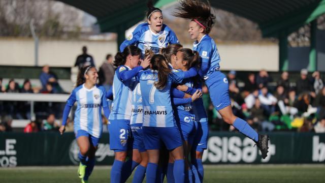 Las jugadoras del Málaga Femenino celebran el gol de Adriana Martín (Foto: LaLiga Santander).