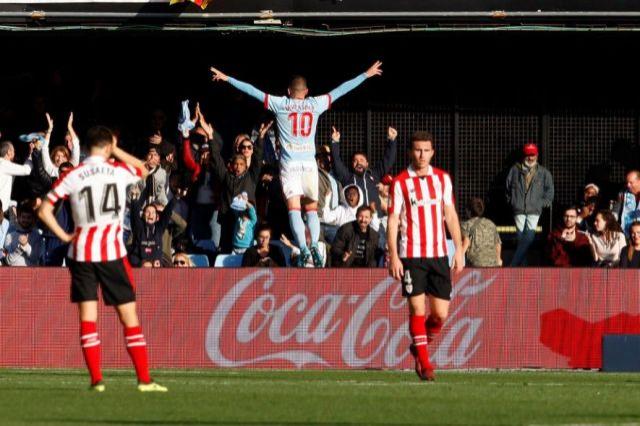 Iago Aspas celebra un gol en Balaídos ante Markel Susaeta y Aymeric Laporte (Foto: EFE).