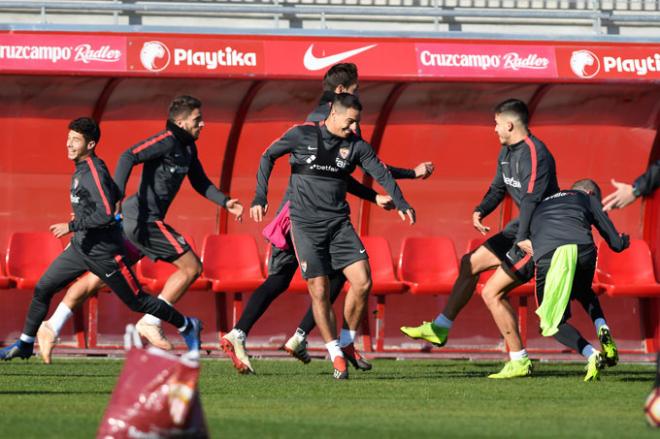 El Sevilla se divierte en un entrenamiento (Foto: Kiko Hurtado).