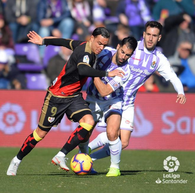 Moyano pelea con Raúl de Tomás por un balón en el Real Valladolid-Rayo (Foto: LaLiga Santander).