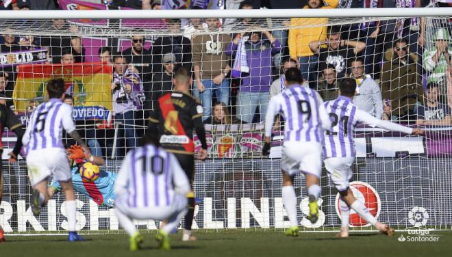 Míchel Herrero, en el lanzamiento del penalti fallado ante el Rayo Vallecano (Foto: LaLiga).