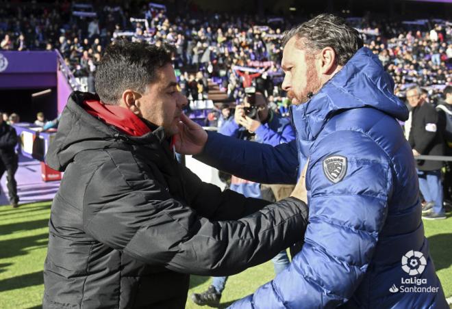 Míchel y Sergio se saludan antes del partido (Foto: LaLiga).