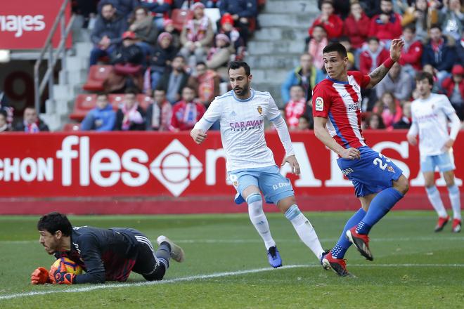 Cristian Álvarez atrapando un balón ante la atenta mirada de varios futbolistas del Sporting y del Real Zaragoza (Foto: Luis Manso)