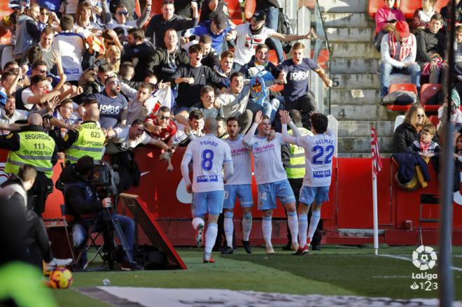 El Real Zaragoza celebra uno de los goles ante el Sporting (Foto: LaLiga).