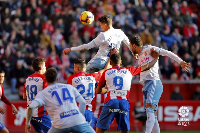 Álex Muñoz cabecea a gol un centro lateral (Foto: LaLiga).
