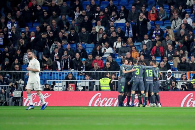 Los jugadores de la Real Sociedad celebran el gol de Willian José al Real Madrid (Foto: EFE).