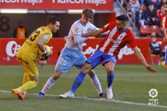 Marc Gual pelea con Álex Pérez y Diego Mariño por un balón en el Sporting-Real Zaragoza (Foto: LaLiga).