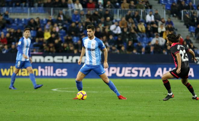 Adrián dirige un balón en el Málaga-Reus.
