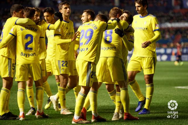 Los jugadores del Cádiz celebran un gol ante Osasuna en El Sadar (Foto: LaLiga).
