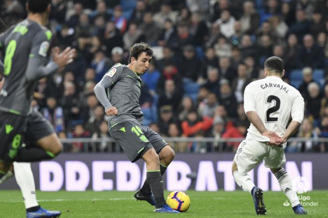 Mikel Oyarzabal golpea el balón en el Real Madrid-Real Sociedad (Foto: LaLiga).