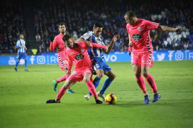 Jugadores del Lugo, durante el duelo en Riazor esta temporada (Foto: Iris Miquel).