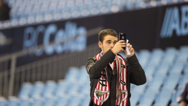 Un aficionado del Athletic Club saca una foto en Balaídos (Foto: LaLiga).