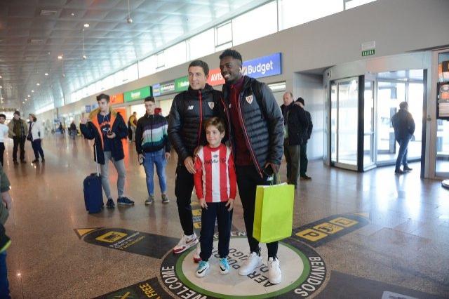 De Marcos y Williams han posado con los aficionados en el aeropuerto de Vigo (Foto: Athletic Club).