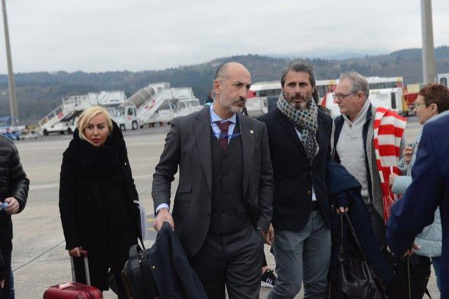 Aitor Elizegi junto a Rafa Alkorta y María Tato antes de subir al avión rumbo a Vigo (Foto: Athletic Club).