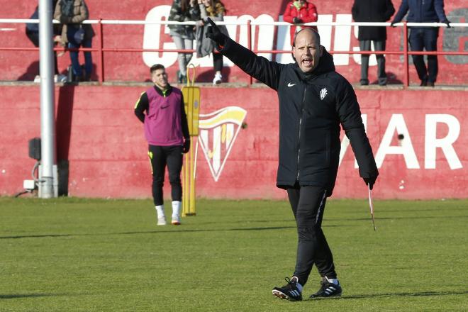 José Alberto da instrucciones durante un entrenamiento del Sporting en Mareo (Foto: Luis Manso).