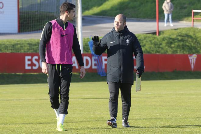 Javi Noblejas y José Alberto charlan durante el entrenamiento del Sporting en Mareo (Foto: Luis Manso).