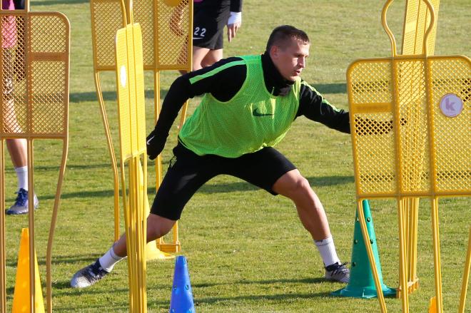 Robin Lod, durante un entrenamiento con el Sporting en Mareo (Foto: Luis Manso).