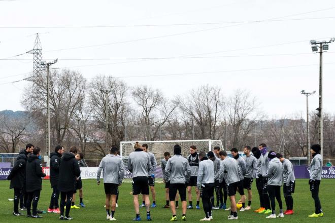 Los jugadores y el cuerpo técnico del Real Valladolid, en un entrenamiento (Foto: Real Valladolid).