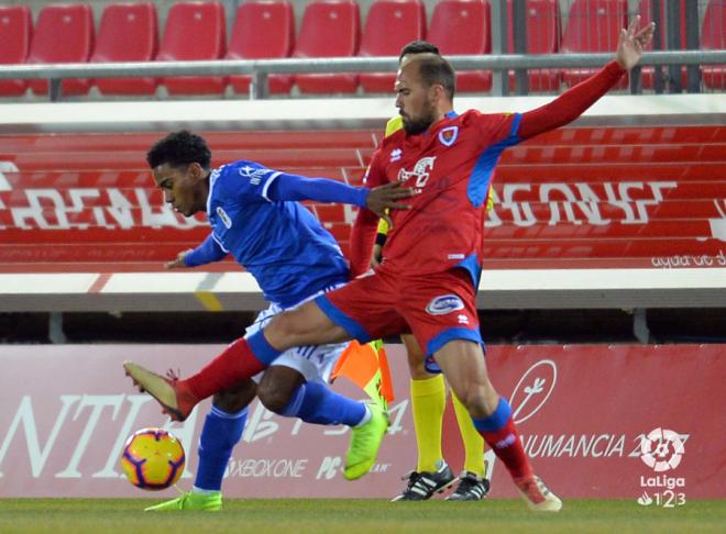 Bárcenas en una acción del partido ante el Numancia (Foto: LaLiga).