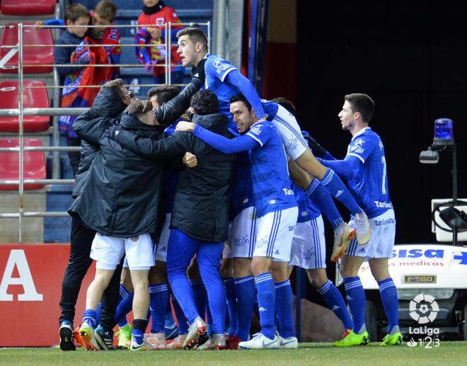 La plantilla del Real Oviedo celebra el gol de Christian ante el Numancia (Foto: LaLiga).