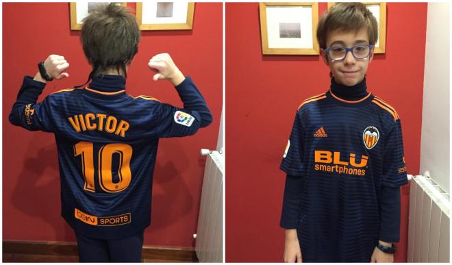 A Víctor le dejaron los Reyes Magos su deseada camiseta del Valencia CF.