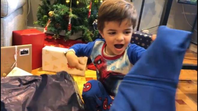 Enzo abre muy emocionado sus regalos de Reyes del Real Oviedo.